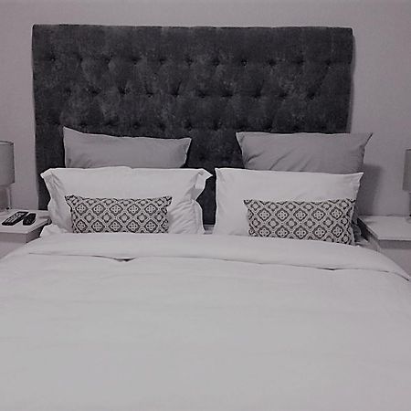 Sapphire Court Bed & Breakfast กาโบโรเน ภายนอก รูปภาพ